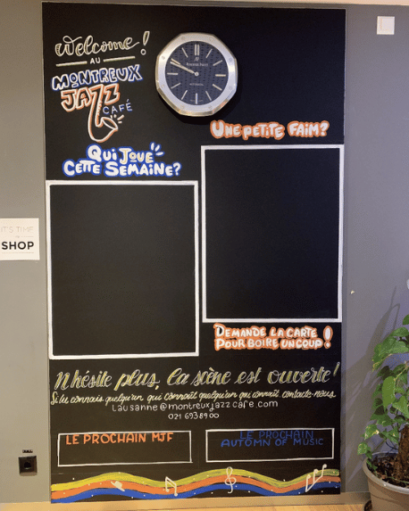 Porte-menu ardoise pour le Montreux Jazz Café EPFL by Sanda Letter