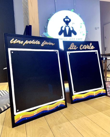 Porte-menu ardoise pour le Montreux Jazz Café EPFL Lausanne by Sanda Letter