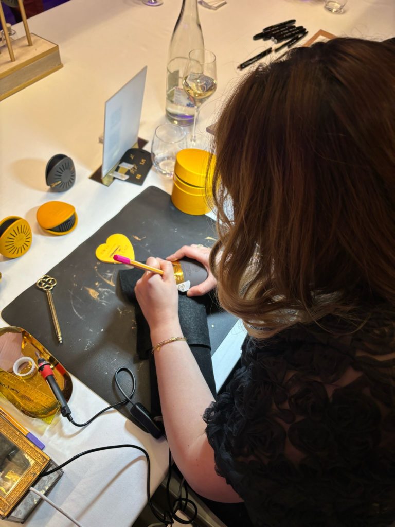 Sanda Letter engraving and calligraphy hot foil live