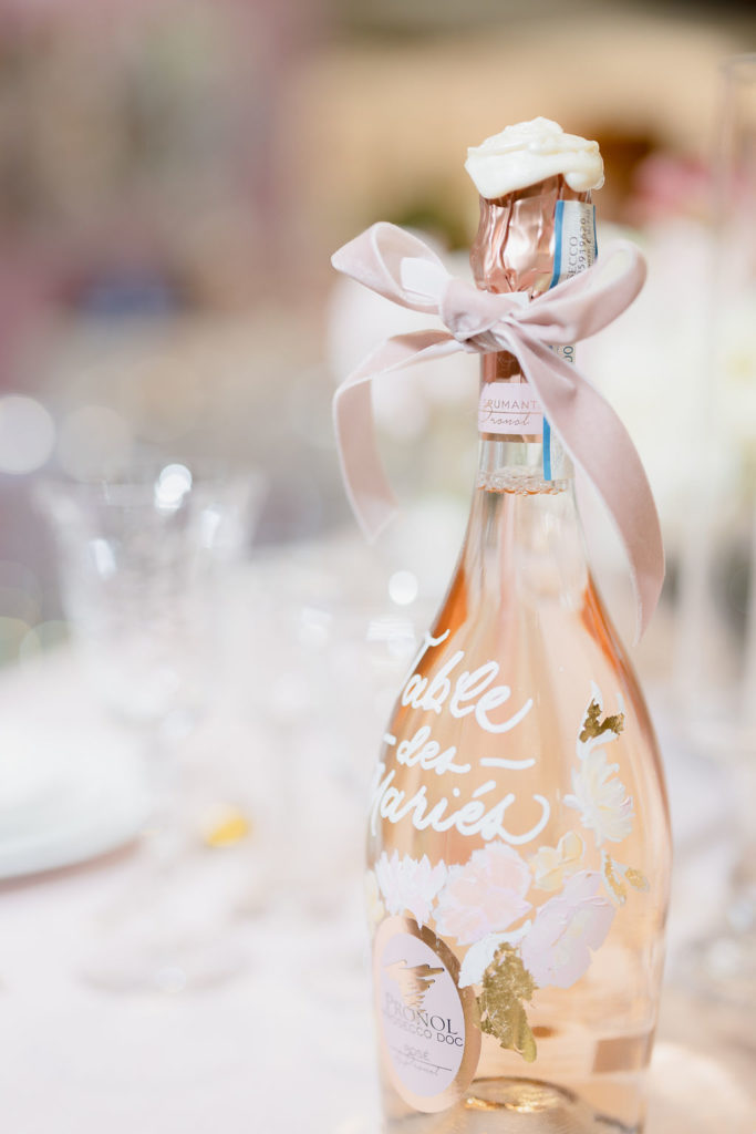 Sanda Letter_Engraver & Calligrapher in Switzerland_BOTTLE PAINTING_Rosé table des mariés_M&ASTUDIO-8
