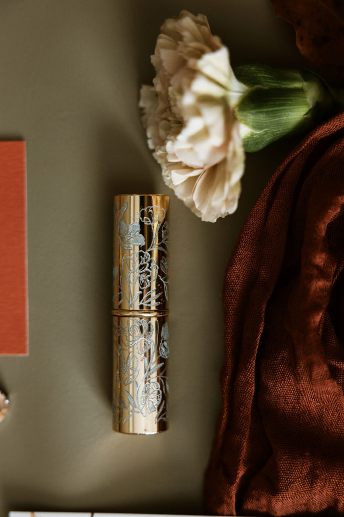 Sanda Letter_Engraver & Calligrapher in Switzerland_ENGRAVING_Lipstick flatlay_mathildeanceaume_photographe_02_deco007