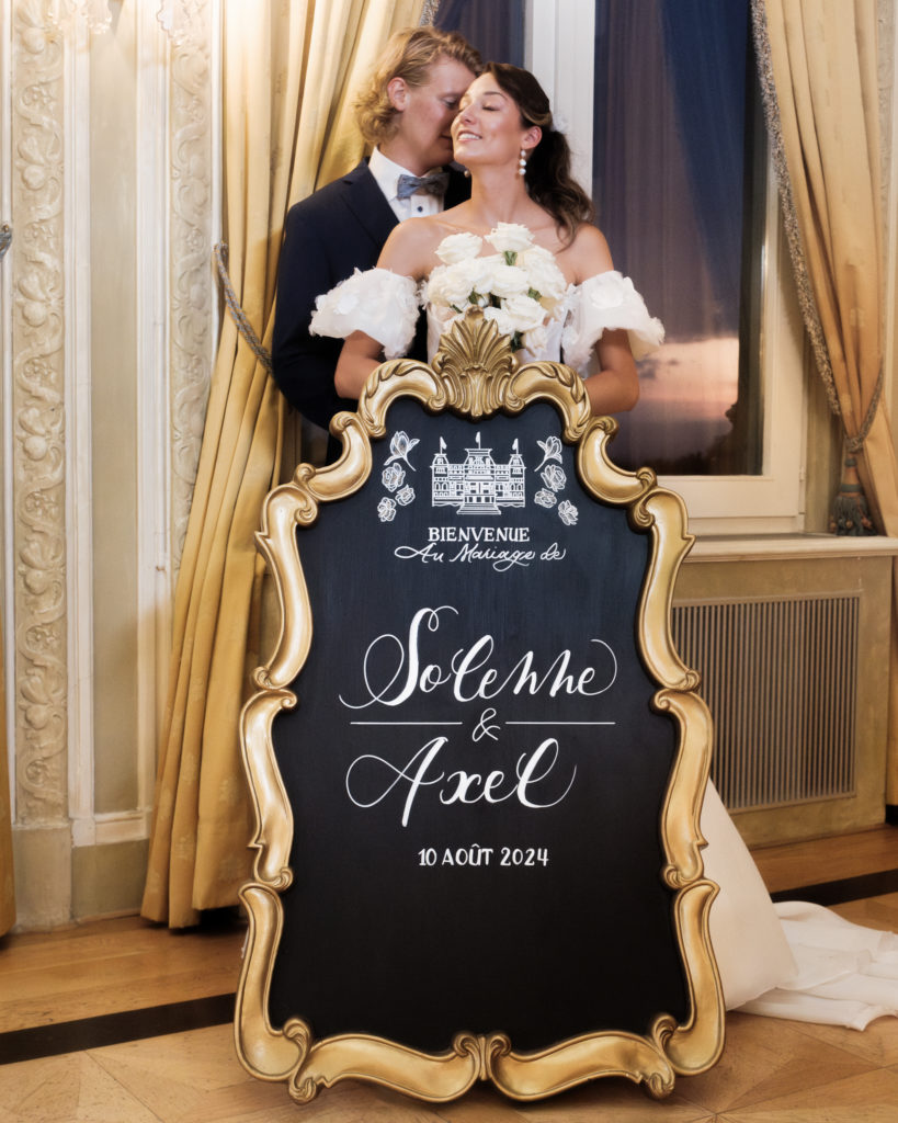 Sanda Letter_Engraver & Calligrapher in Switzerland_WELCOME SIGN_blackboard and couple