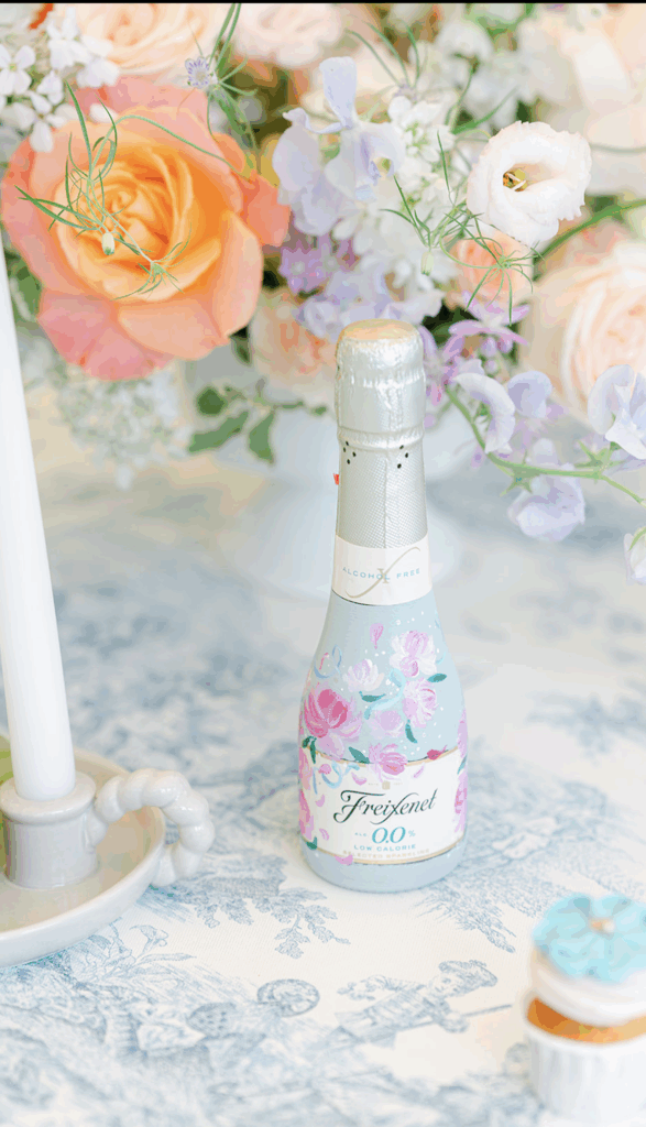 Sanda Letter_Engraver & Calligrapher in Switzerland_BOTTLE PAINTING_Freixenet