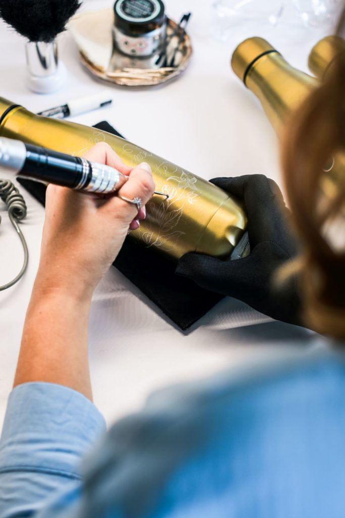 Sanda Letter_Engraver & Calligrapher in Switzerland_ENGRAVING_Gravure gourdes dorées