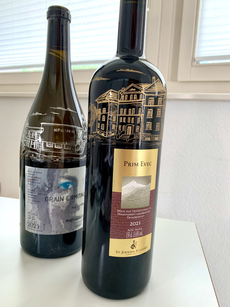 Sanda Letter_engraver and calligraphier in Switzerland_ENGRAVING_gravure bouteille bâtiments HEP-VS