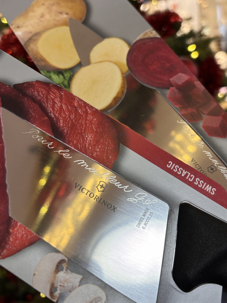 Sanda Letter_Engraver & Calligrapher in Switzerland_ENGRAVING_boite à bijouxSanda Letter_Engraver & Calligrapher in Switzerland_ENGRAVING_couteau