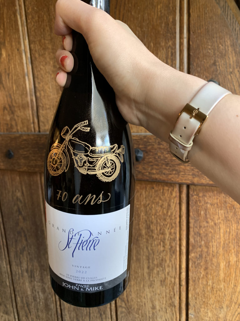 Sanda Letter_engraver and calligraphier in Switzerland_ENGRAVING_gravure bouteille moto vintage