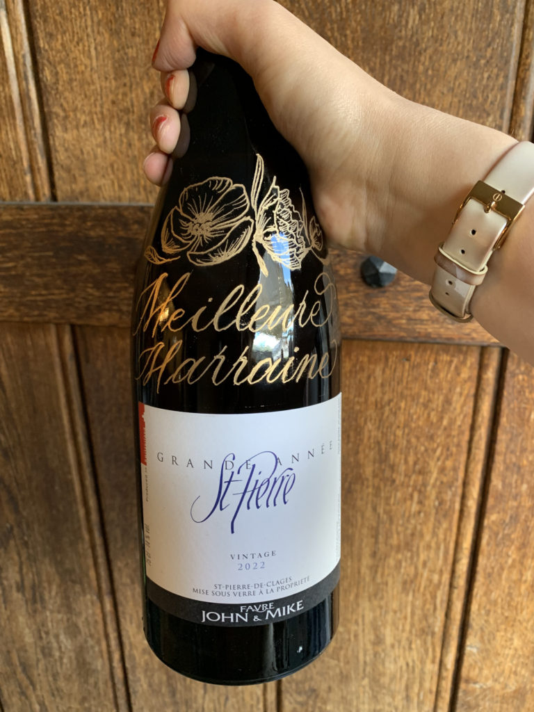 Sanda Letter_engraver and calligraphier in Switzerland_ENGRAVING_gravure bouteille meilleure marraine fleurie