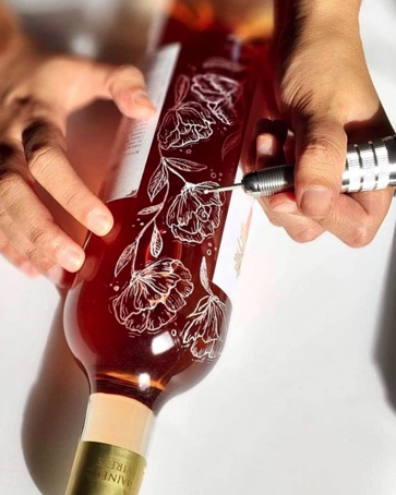 Sanda Letter_Engraver & Calligrapher in Switzerland_Engraving_Bottle in bloom