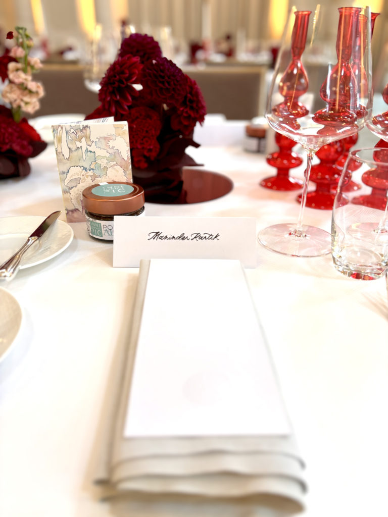 Sanda Letter_Engraver & Calligrapher in Switzerland_CALLIGRAPHY_White Place Card Dinner