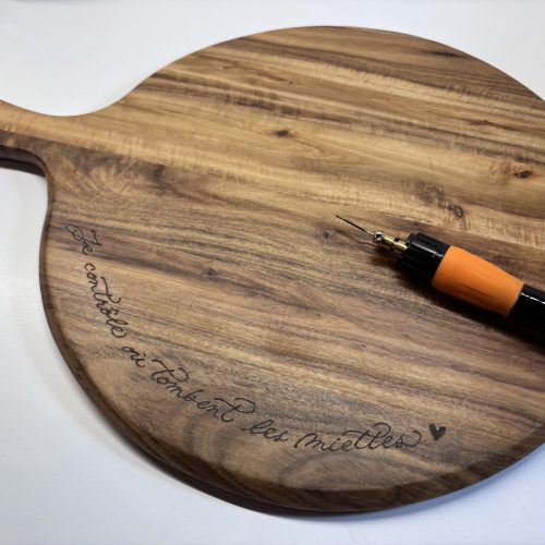 Sanda Letter engraving and calligraphy in Switzerland - wood burning planche à découper